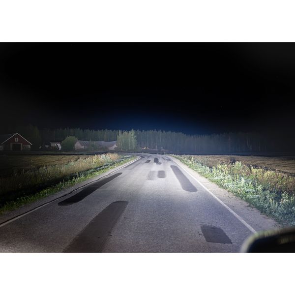 Exceptionally stylish, 7" additional light with a wonderful combination light beam and two different power modes, which also includes a two-color parking light. The perfect light to tame the half-yearly darkness! Measured light output 7783 lm, range 648 m @ 1 lux. - Image 8